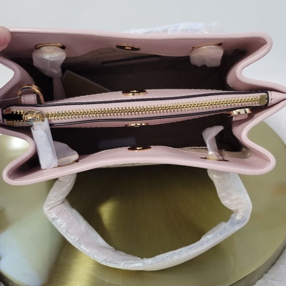 💯% Authentic MK Small Teagan mono Vanila - Picture 2 of 4